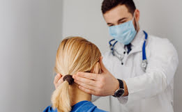 médico examinando a una paciente