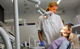 paciente en una revisión dental